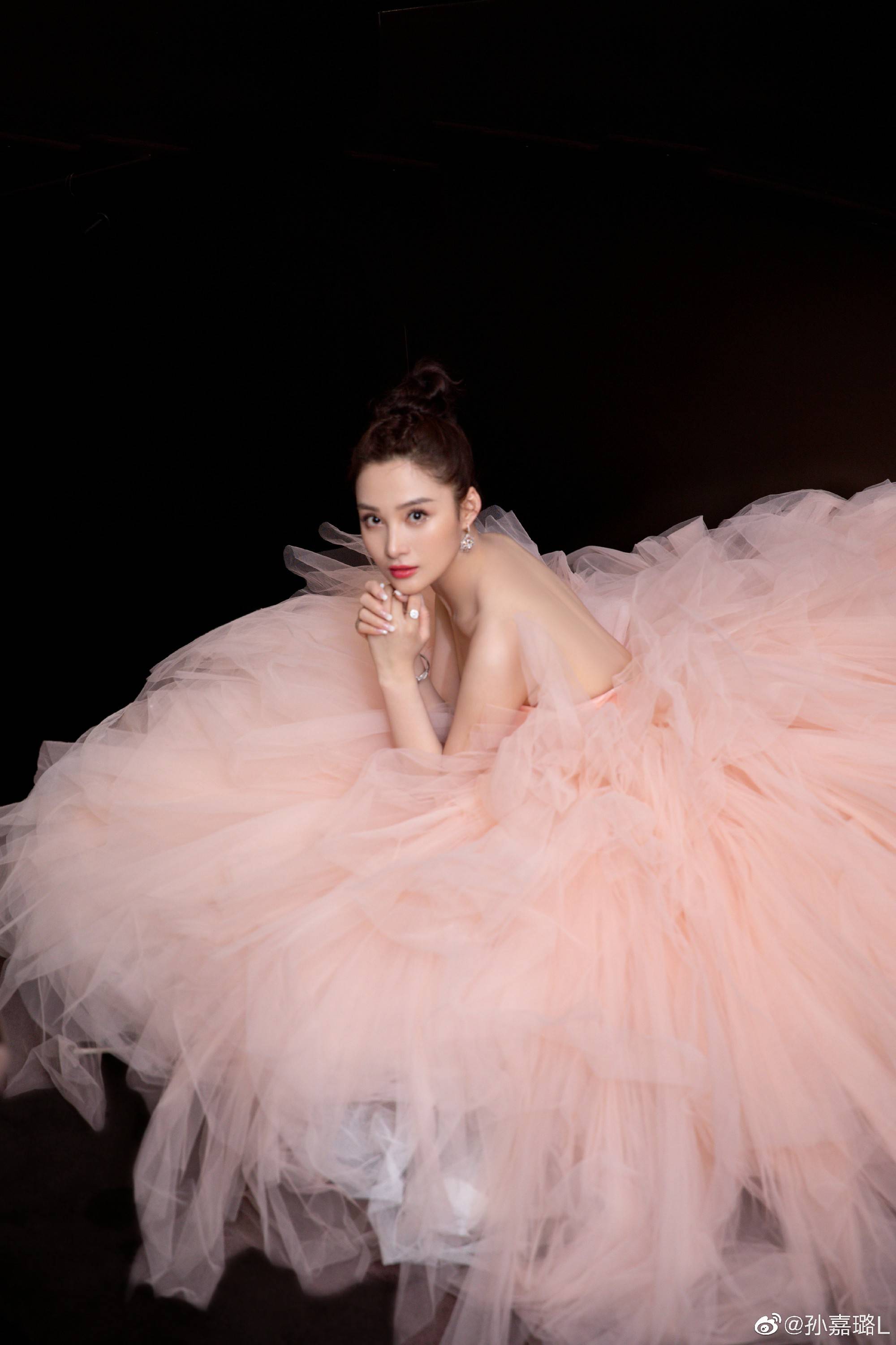 孙嘉璐|《小女霓裳》今日开播 孙嘉璐颠覆演绎恶女