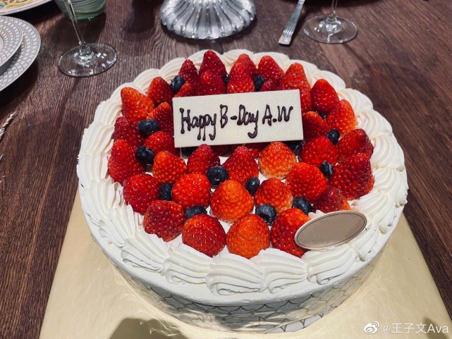 王子文|跨年狗粮！王子文晒亲密合影为吴永恩庆生，送对方小提琴超有爱