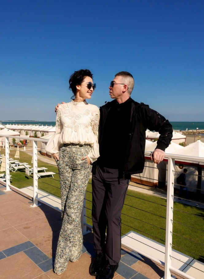 许晴|52岁许晴不再沉默，自曝不婚不育原因：如果他还没有死，我愿意