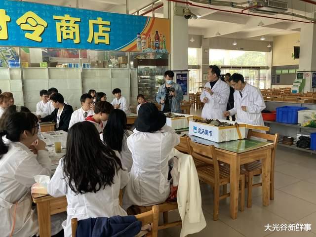 大光谷新鲜事 武汉两大学老师请学生吃50斤“小龙虾”  打造“最香课堂”