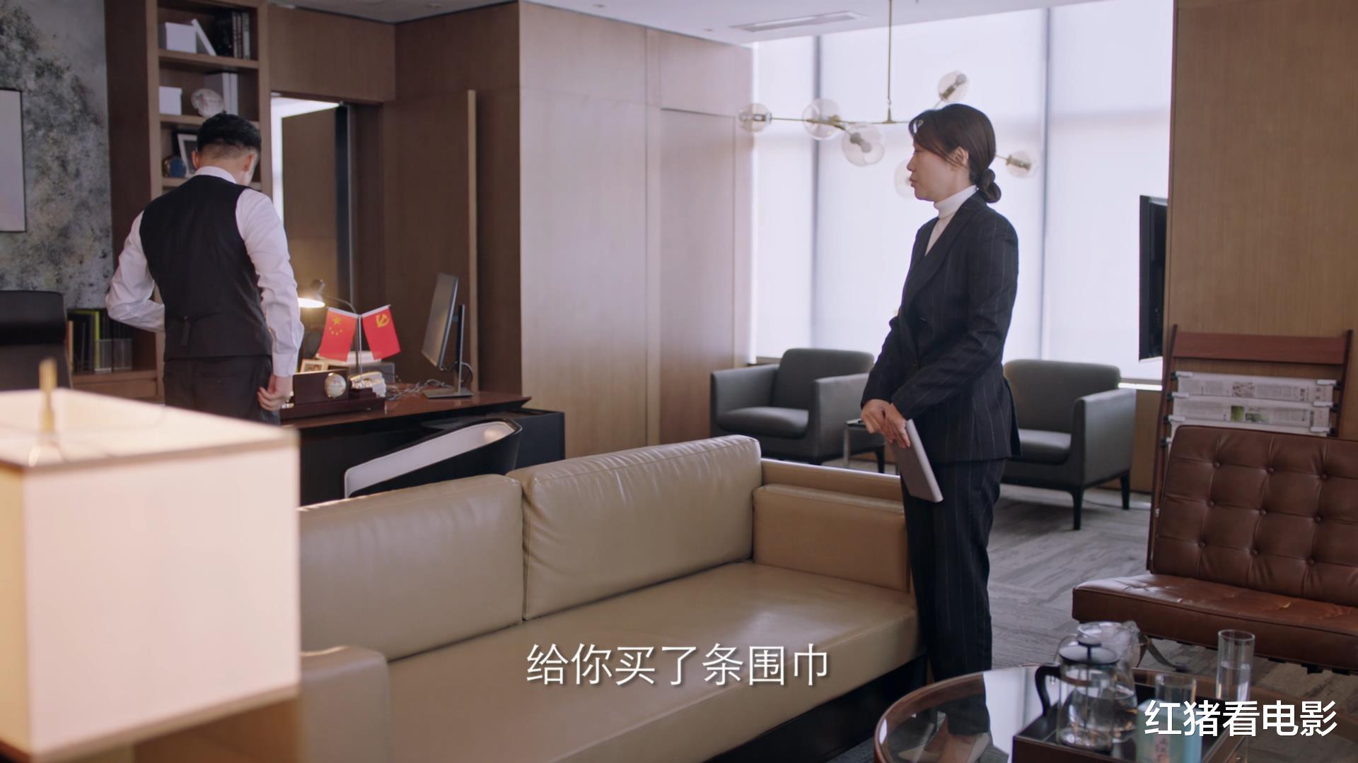 林满江|《突围》收视第一，闫妮角色引热议，崇拜异性领导也算精神出轨？