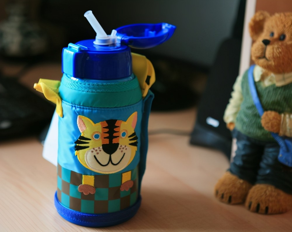 19种保温杯遭央视曝光!重金属超标热水进“毒水”出,家长需谨慎