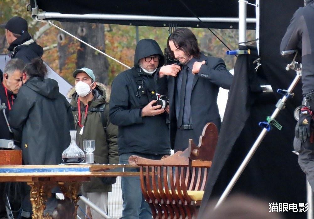 甄子丹|甄子丹巴黎拍摄新片，手捂热水袋，网友：功夫明星也需要热水袋