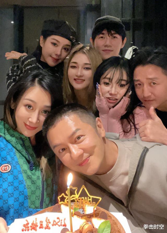 冉莹颖|冉莹颖与好友合影流出诡异表情！网友：妖怪，我都不认识她了