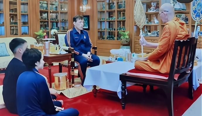 诗妮娜|诗妮娜放出“王炸”！甩出泰王带她和儿子合影，三口之家没有王后