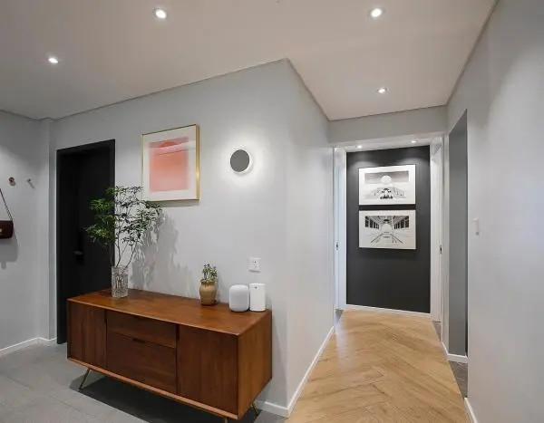 |140平简约风三居室，封闭露台扩大客厅休闲工作两不误