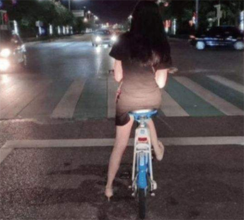 湖北一女子下班走夜路,陌生男子尾随意图不轨,她逃跑后崩溃报警