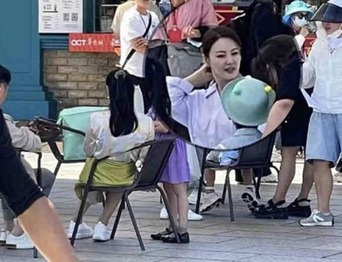 张雨绮|欢乐谷偶遇张雨绮拍戏，网友：生来就是与众不同