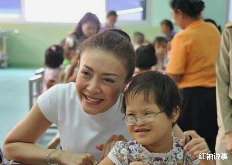 西拉米|50岁西拉米接受微调，悄悄改善“朝天鼻”，为了复宠拼命变美