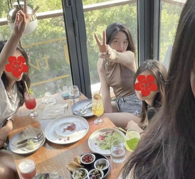 时尚风行派 15岁李嫣紧跟潮流!走纯欲风穿搭秀锁骨太成熟,时尚品味赢过王菲