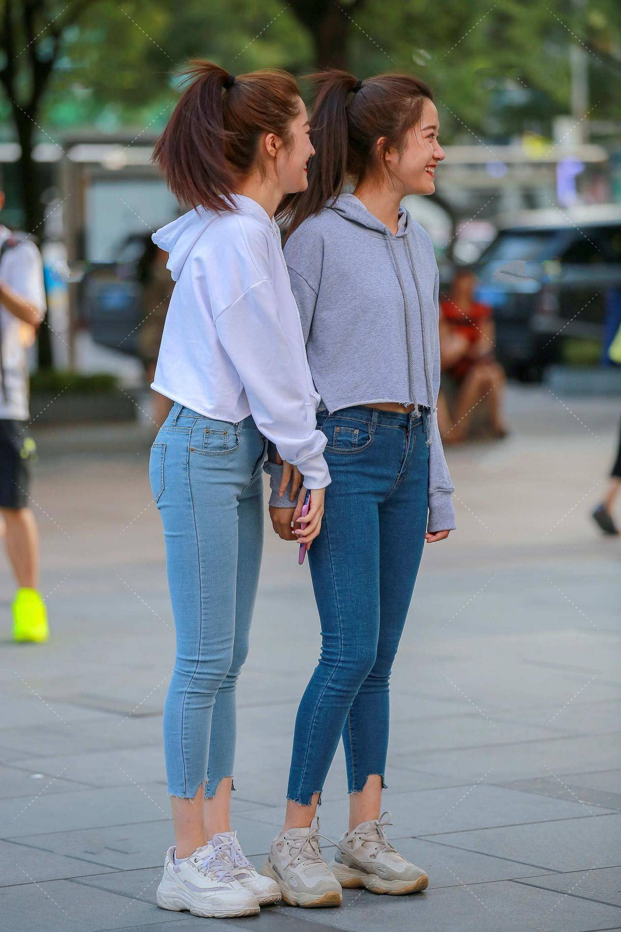 护肤品|灰色卫衣配牛仔裤，简单又时尚，高马尾学生气十足