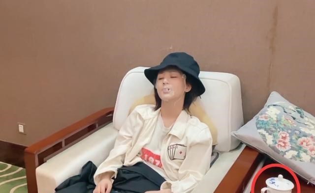 杨紫|杨紫深夜敷面膜，却被桌上的“杯子”抢镜，网友：你才28岁啊