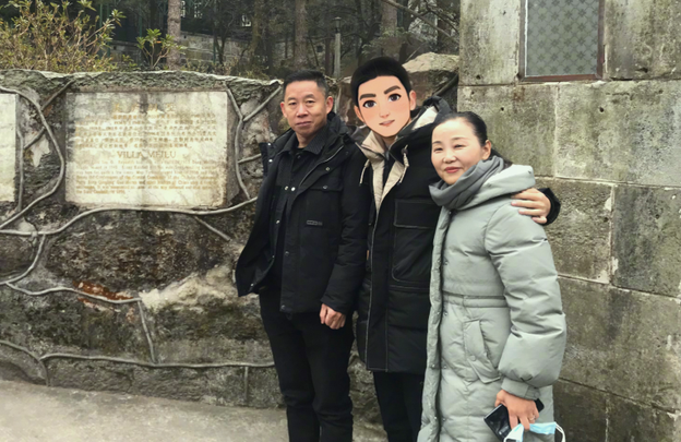 深圳市|孙卓认亲成功后,母亲为儿子买衣服价格“超千元”,大家暖心回复