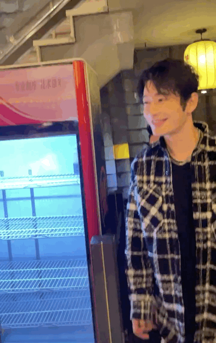 黄晓明|这是黄晓明？近距离被拍变化太大了 你看看像不像蔡徐坤和苏有朋