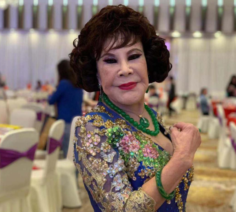 克洛伊|88岁黄夏蕙直播带货引热议？面部僵硬状态惊悚，网友吐槽像女鬼