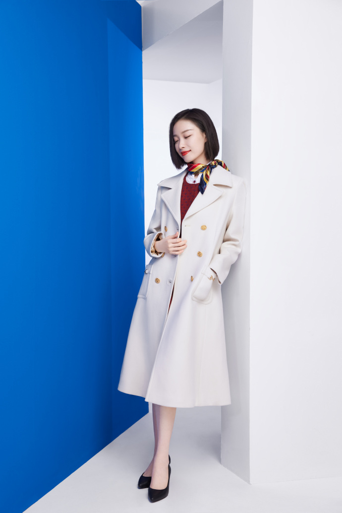 倪妮|倪妮穿大牌大衣惊艳春晚，网友直呼买不起，倪妮吊牌都没“敢”摘