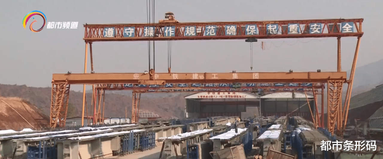 都市条形码 玉楚高速公路琵琶箐大桥顺利贯通