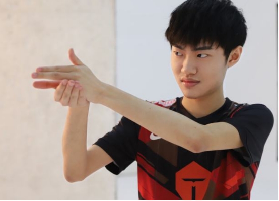 Uzi|Knight或像UZI因商业合同被卡俱乐部,LOL官方对此都毫无办法