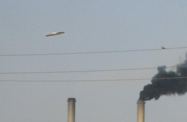 与新冠病毒流行有关?日本体育场上空盘旋多个UFO
