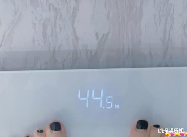 第一名|42岁秦岚罕晒素颜自拍，花式卖萌宛如少女，真实体重不足90斤