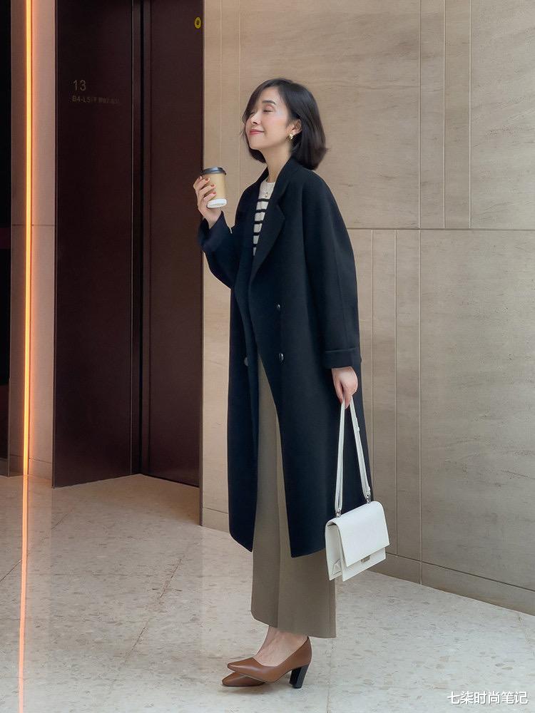 七柒时尚笔记 中年女人穿大衣别配打底裤了，试试这几件下装，优雅气质又显瘦