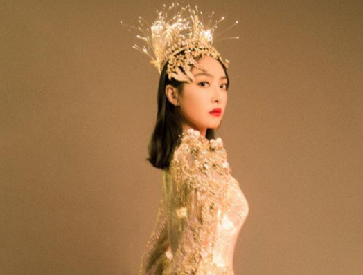 赵露思|赵露思机场被偶遇，素颜朝天很可爱，看清她发量：我流下羡慕泪水