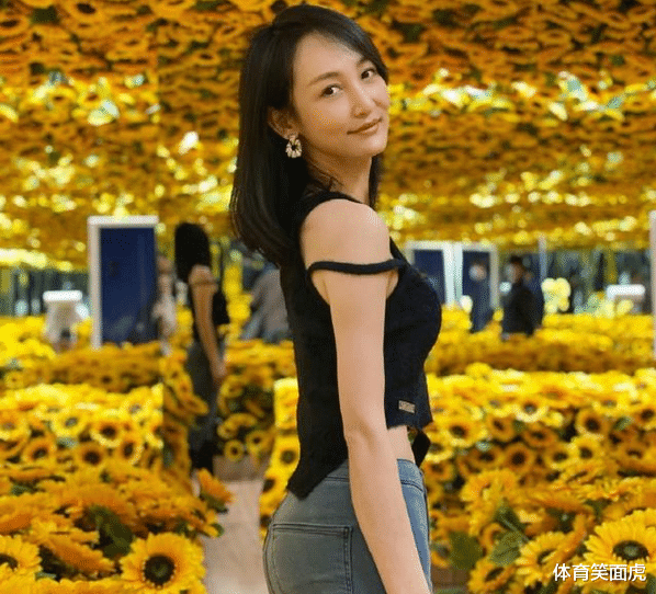 王皓 王皓携爱妻参加活动，瘦身成功颜值重回巅峰，娇妻亮相秀大长腿！