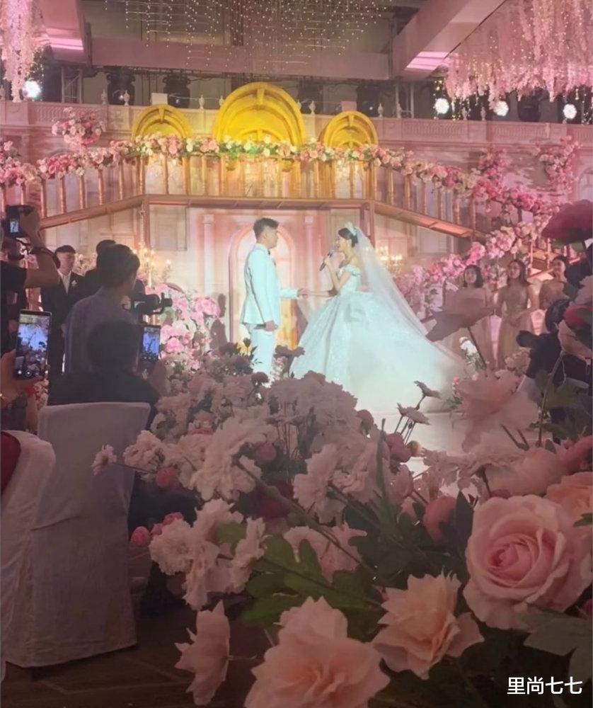 闫学晶|闫学晶儿子婚礼百余明星助阵，二人转礼服失档次，央视主持担司仪