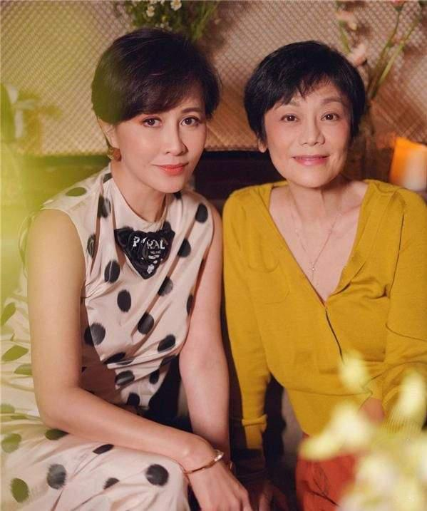 张艾嘉|张艾嘉同框刘嘉玲，黄衣配短发老得优雅，这才是奶奶辈该有的样子