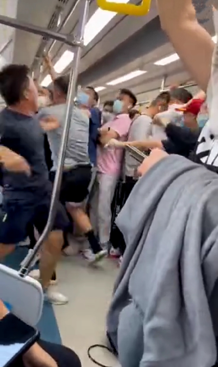 长安 北京地铁13号线发生的肢体冲突：矮个男是正当防卫还是打架斗殴