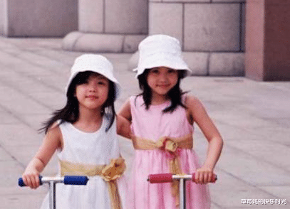 草莓妈的快乐时光 双胞胎姐妹从小走散，20年后重逢差距太大，站在一起像母女