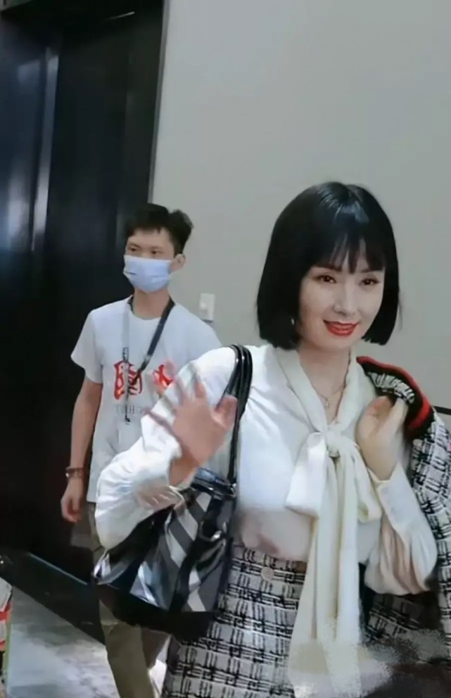 穿衣搭配|49岁陶虹真不舍得服老，阿姨辈还剪学生头，配学院风短裙大秀美腿