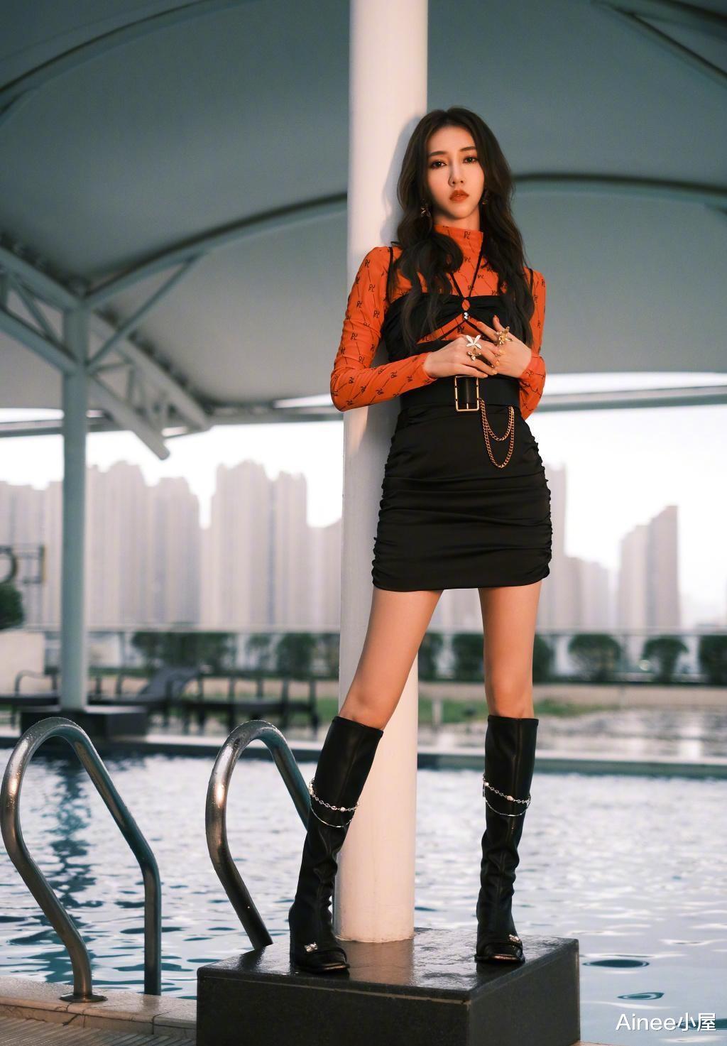Ainee小屋|弦子的衣品真大方,黑白印花裙配长靴,身材气质都挺有样儿的