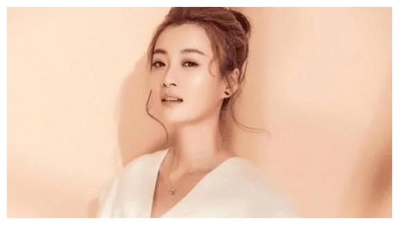 孙俪|孙俪“死对头”连上3届春晚都火不起来，改了3次名字，真是无语了