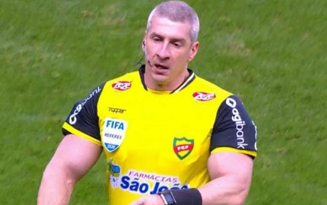 摩納哥|鐵面無私！助理裁判口罩佩戴不規(guī)范，主裁判當(dāng)即出示紅牌將其罰下