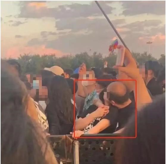  大学领导跟年轻女性亲吻，领导自己都不知道？用人格保证不是自己