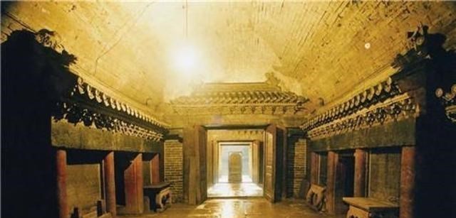 轻语妈妈|古代皇帝下葬后，地宫大门会反锁，那最后一个工匠如何逃出来？