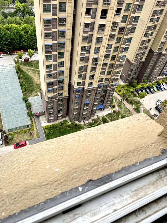 阜阳那些事 石头、水管、保温杯！“天降砖块”砸中女孩的小区，再现高空抛物