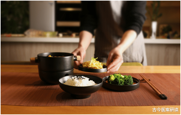 医生|吃一口相当于10斤塑料袋，消化科医生：经常吃，铁打的胃也扛不住！