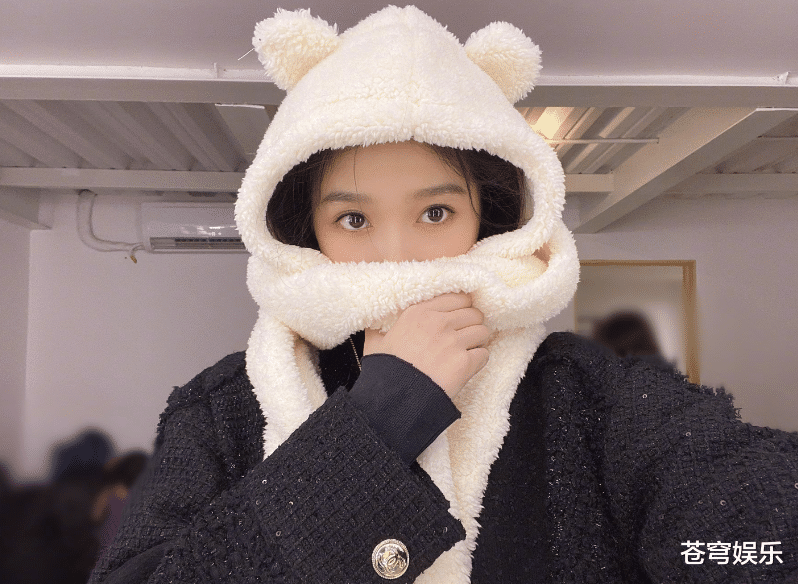 关晓彤|关晓彤发自拍存货，打马赛克照片意外抢眼，放大五倍后鹿晗出现了