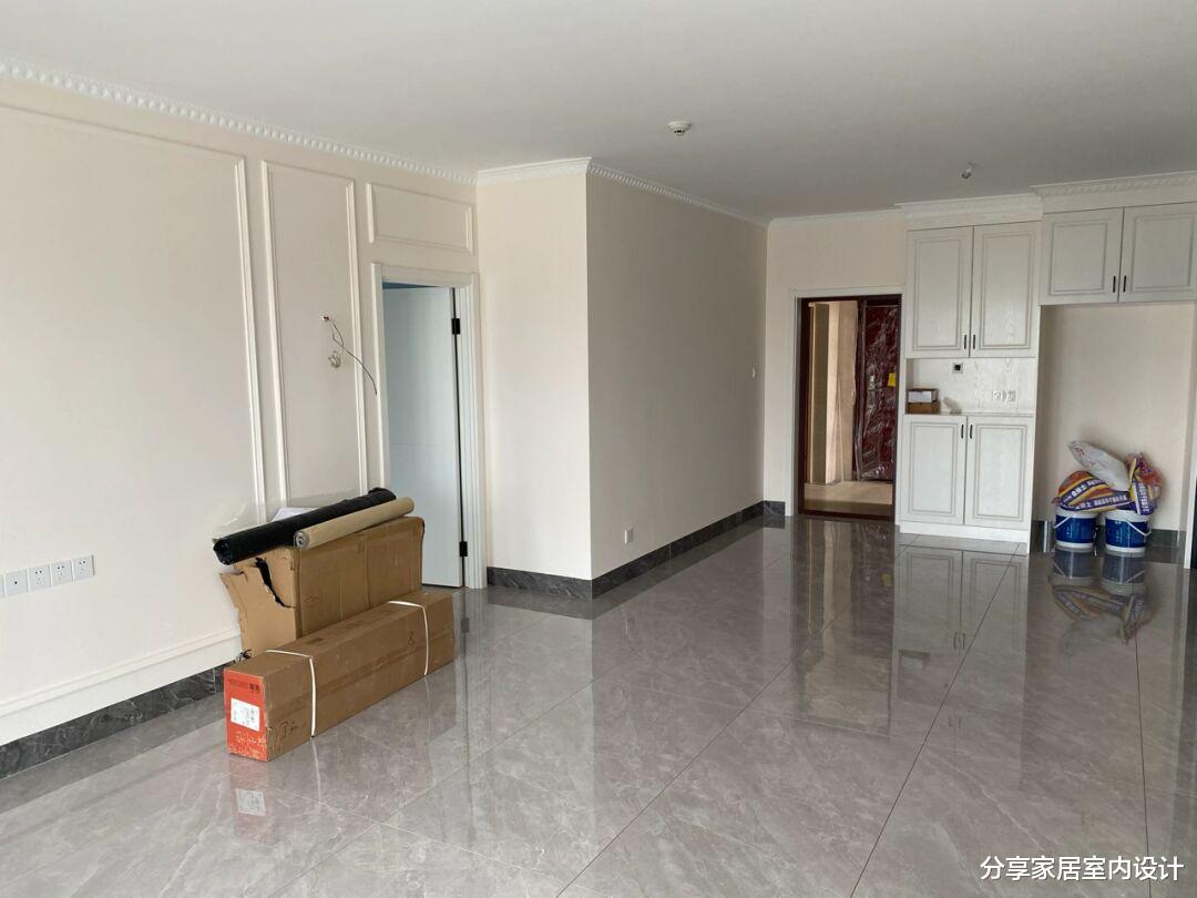 装修越来越流行石膏线条代替吊顶,看她家,还没家具就很好看!