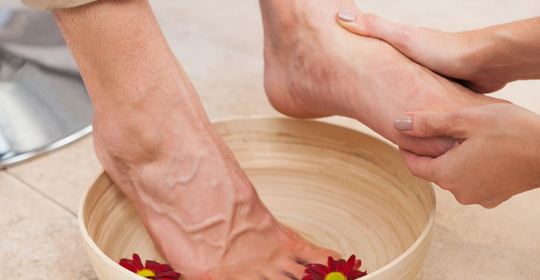 糖尿病|天天用热水泡脚，到底是养生还是慢性自杀？5种人坚决不能泡脚