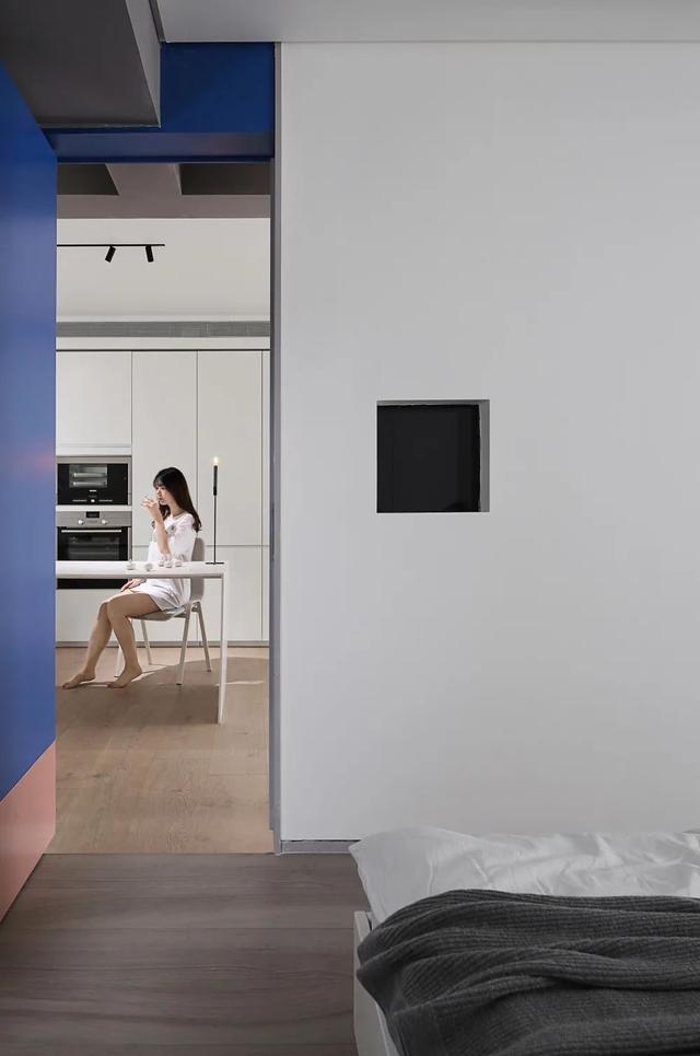 |120㎡现代极简，全屋纱帘、引入光线，黑白灰+红蓝点缀独特美