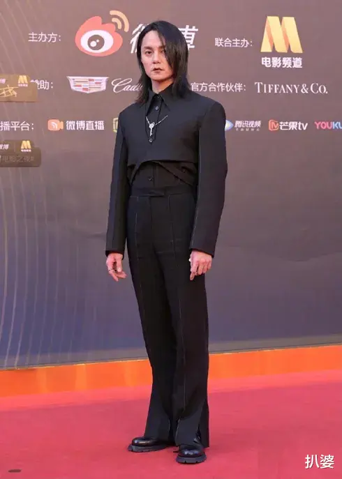 明星|这届大型红毯，男明星们是竞相比丑来了吧