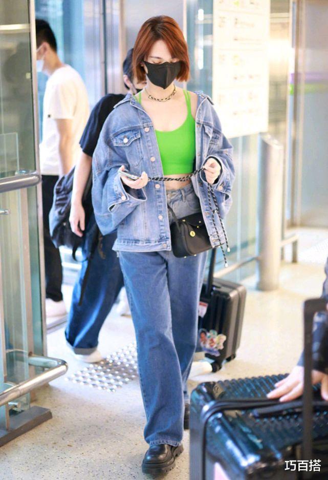 袁咏仪|37岁杨丞琳身材好辣,廓形牛仔套装+绿色小背心,马甲线很迷人