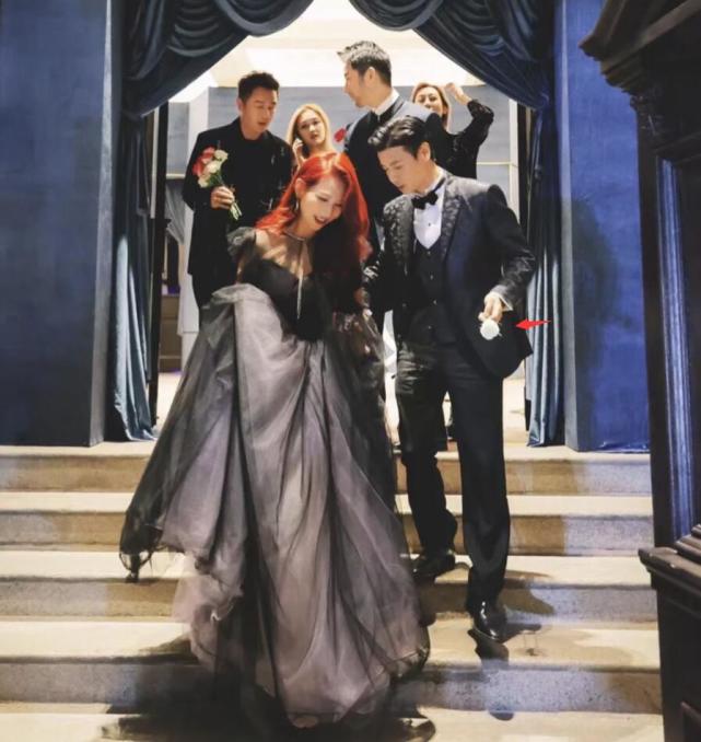 蔡少芬|张晋夫妇被偶遇，蔡少芬瘦到胳膊骨头凸起，下楼梯获张晋贴心搀扶