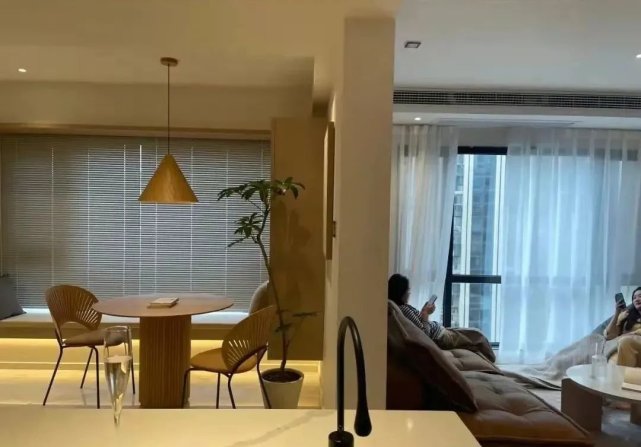 82㎡现代简约丨入户飘窗变卡座，开放式餐厨厅布局绝了