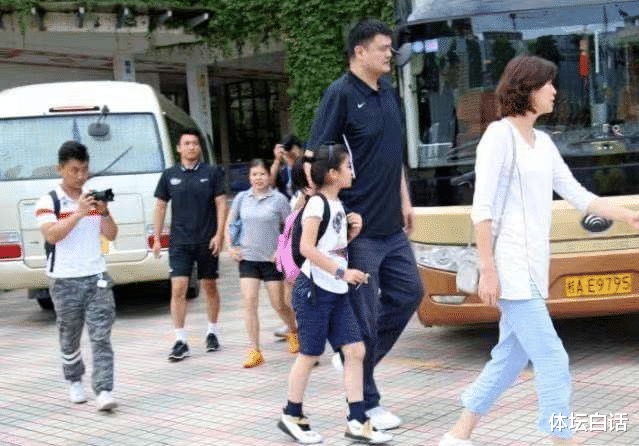 姚明|姚明父女逛街身高引关注！小巨人身家超20亿，网友：赶紧生二胎吧