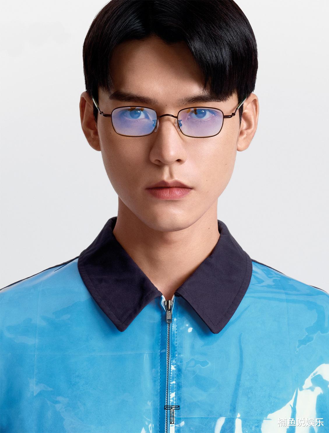 |龚俊出场太惊艳！拍抽象职场写真好洋气，三七分造型科技感十足