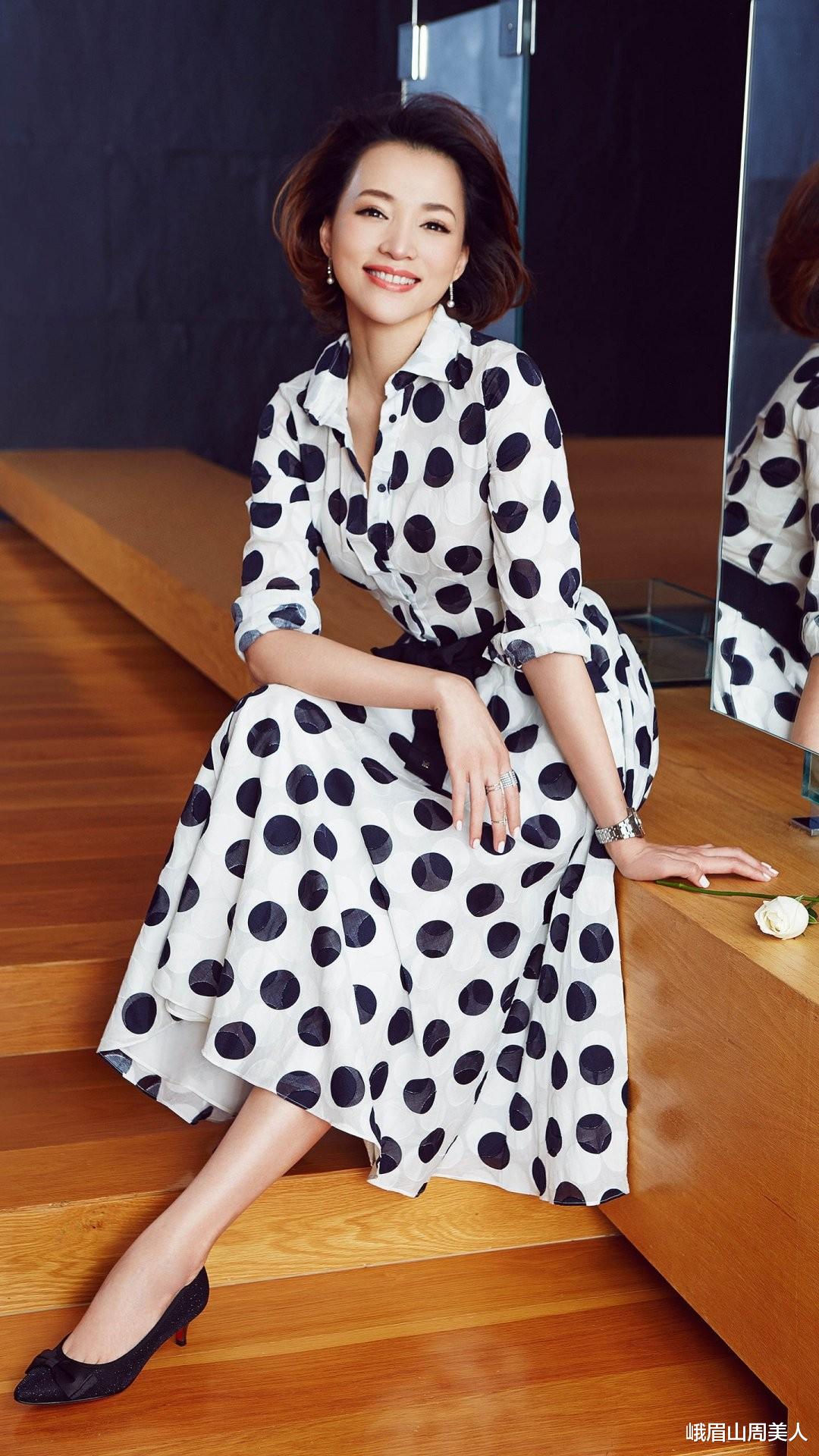 峨眉山周美人|奔五女人不用刻意装嫩，学学董卿的“优雅穿搭”，知性大方有气质